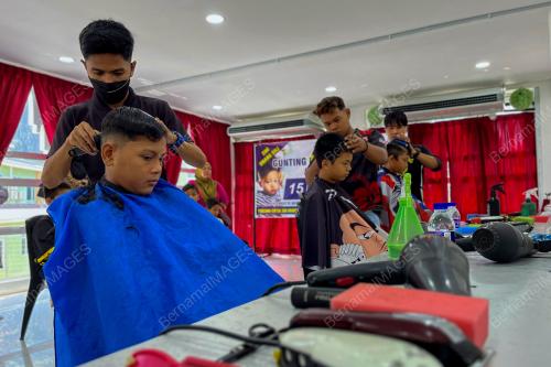 GUNTING_RAMBUT