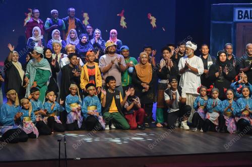 PEMENTASAN TEATER DI MANA PUTRA