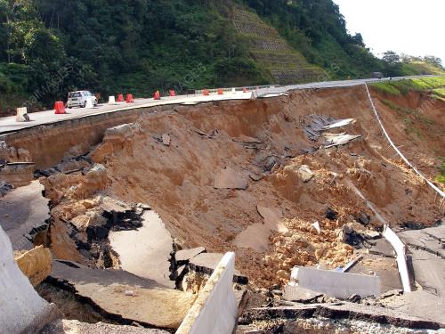 TANAH RUNTUH DI JALAN GUA MUSANG-LOJING