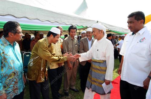 NIK ABDUL AZIZ NIK MAT