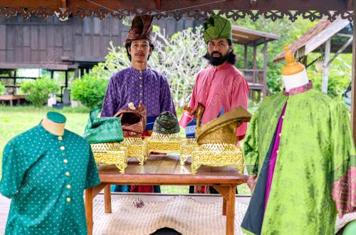 DUA JURUTERA MARTABAT BUSANA MELAYU