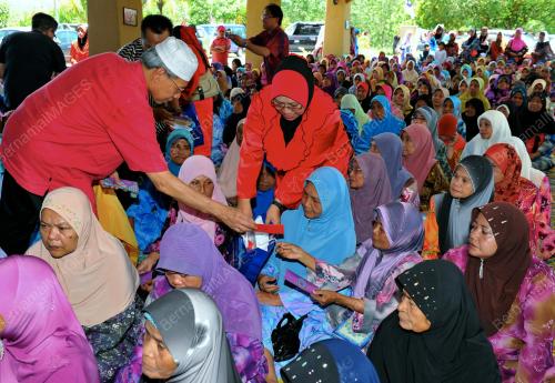 DATUK SERI MUSTAPA MOHAMED