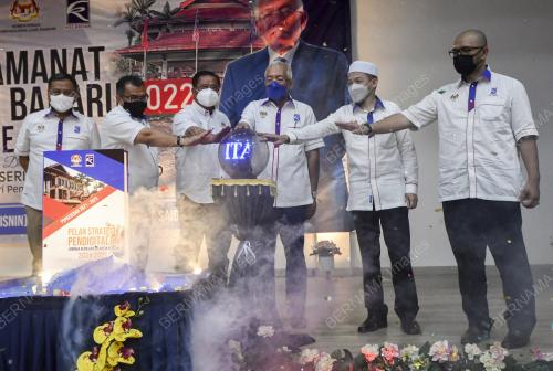 DATUK SERI MAHDZIR KHALID
