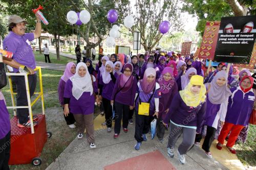 KB01_25052014_PURPLE_WALK