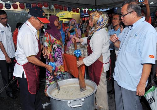 DATUK SERI MUSTAPA MOHAMED