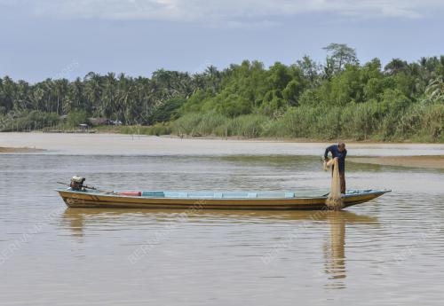 MENJALA IKAN DI PESISIR SUNGAI