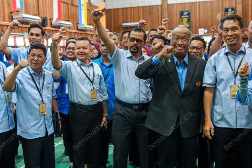 DATUK DR ADNAN MAT
