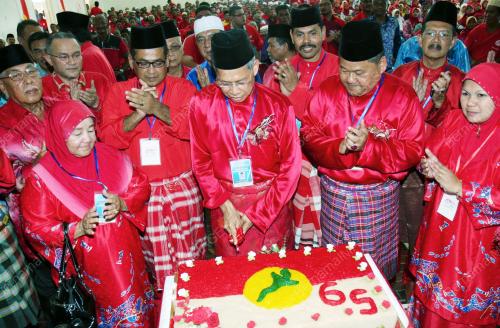 DATUK SERI MUSTAPA MOHAMED