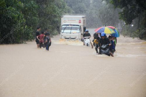 TINJAUAN BANJIR TANAH MERAH