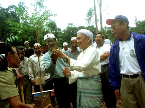 KB02-_08_10_2001_TONGKAT_ALI_03022016