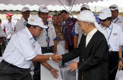 NIK ABDUL AZIZ NIK MAT