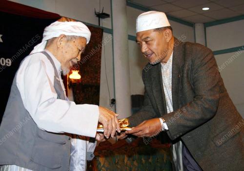 NIK ABDUL AZIZ NIK MAT