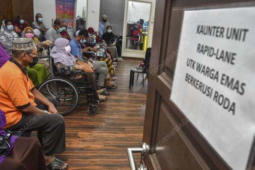 PUSAT PEMBERIAN VAKSINASI Ã”WALK-INÃ•