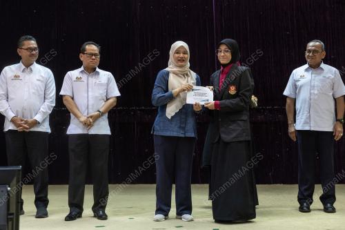 FADHLINA SIDEK
