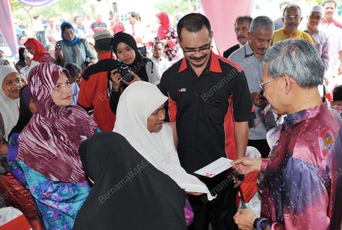 DATUK SERI MUSTAPA MOHAMED
