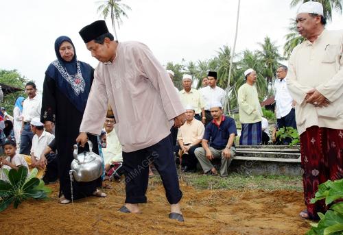 DATUK DR AWANG ADEK HUSAIN