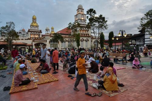 BERBUKA PUASA DI MASJID MUHAMMADI