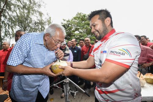 DATUK SERI MAHDZIR KHALID