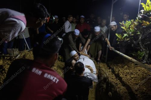 PENGEBUMIAN MANGSA SUV TERJATUH DALAM GAUNG