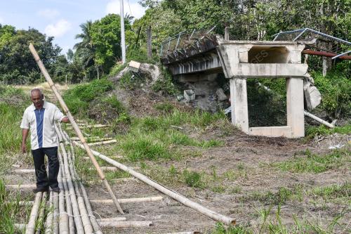 JAMBATAN KAMPUNG RONG CHENOK RUNTUH