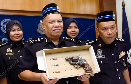 KB02_11092016_PISTOL_CURI