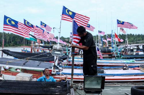 NELAYAN KIBAR BENDERA SEMPENA BULAN KEBANGSAAN