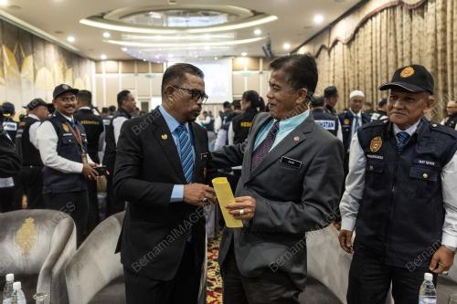 DATUK DR ADNAN MAT