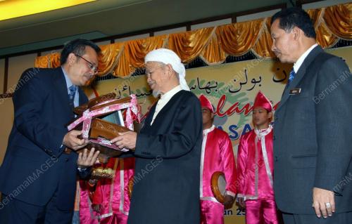NIK ABDUL AZIZ NIK MAT