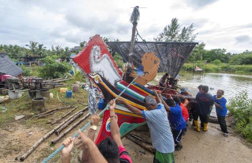 PERAHU KOLEK DI REHATKAN