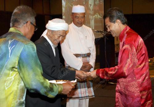 NIK ABDUL AZIZ NIK MAT