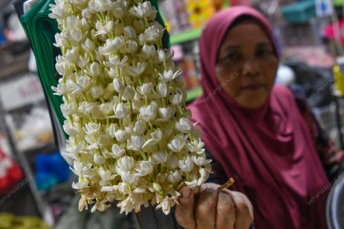 PENIAGA BUNGA SEGAR DI PASAR SITI KHADIJAH