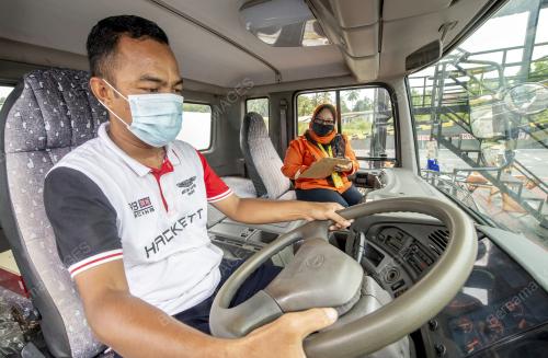 PENGAJAR WANITA LATIH PANDU KENDERAAN BERAT