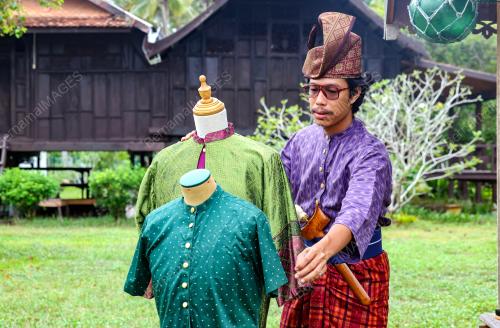 DUA JURUTERA MARTABAT BUSANA MELAYU
