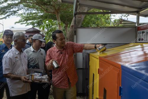 NIK NAZMI NIK AHMAD
