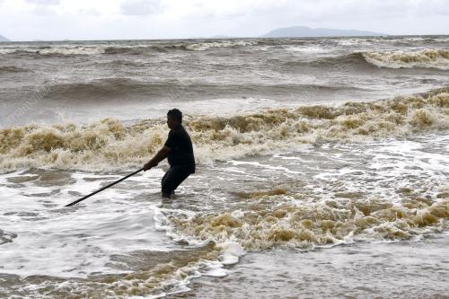 PENCARI REMIS PANTAI PACHAKAN