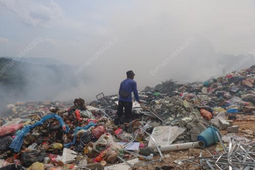 KEBAKARAN TERBUKA DI PUSAT PELUPUSAN SAMPAH SEMENTARA