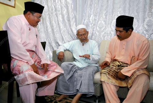 NIK ABDUL AZIZ NIK MAT