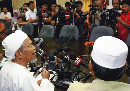 DATUK NIK ABDUL AZIZ NIK MAT