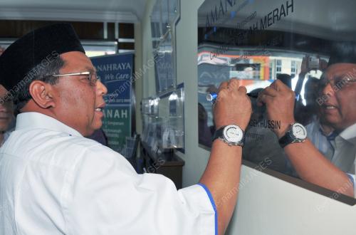 DATUK DR AWANG ADEK HUSSIN