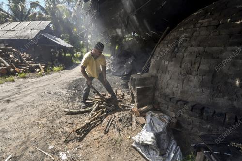 PEMBUAT ARANG KAYU