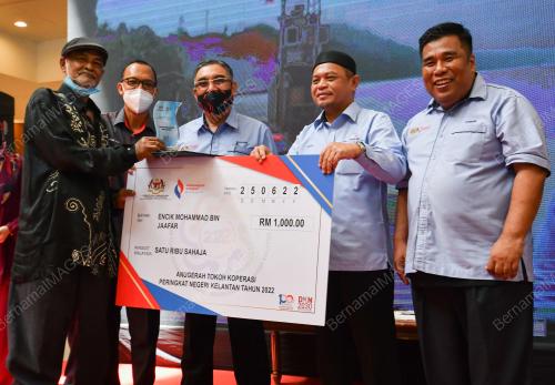 DATUK MUSLIMIN YAHAYA
