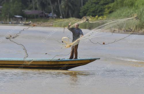 MENJALA IKAN DI PESISIR SUNGAI