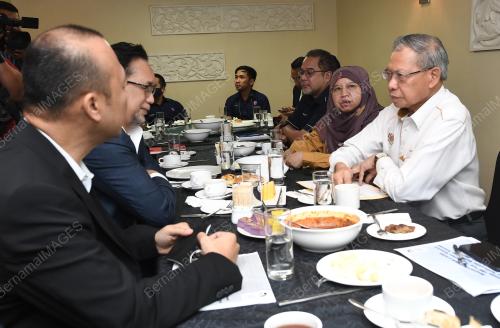DATUK SERI MUSTAPA MOHAMED