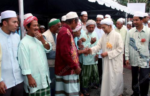 NIK ABDUL AZIZ NIK MAT