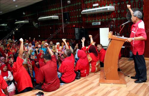 DATUK SERI MUSTAPA MOHAMED