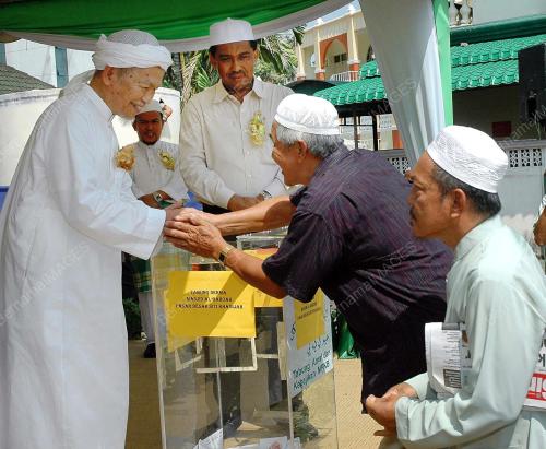 NIK ABDUL AZIZ NIK MAT
