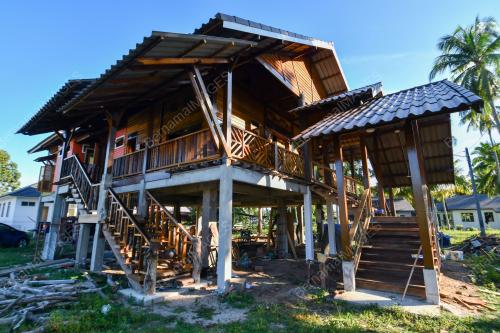 BINA RUMAH DARI KAYU TERBUANG