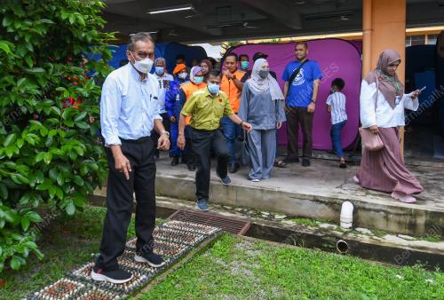 DATUK SERI DR DZULKEFLY AHMAD
