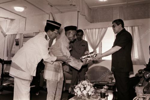 TUANKU ISMAIL PETRA (SULTAN KELANTAN)