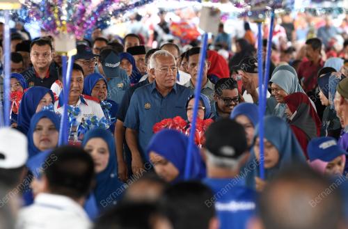 DATUK SERI MAHDZIR KHALID